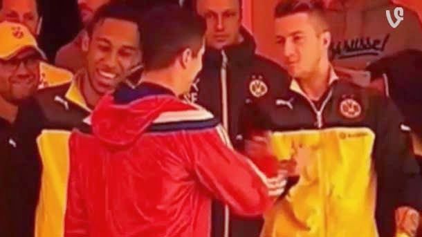 The greeting between Reus and Lewandowski in the Allianz Sand