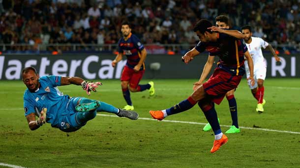 Pedro gives the Supercopa of Europe to the Barça before going