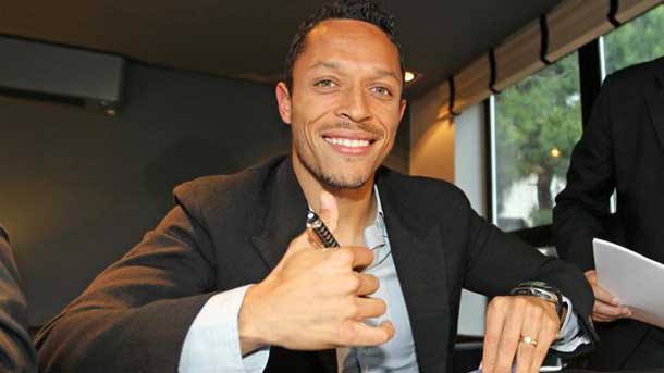The deadline of Adriano to renew with the Barça