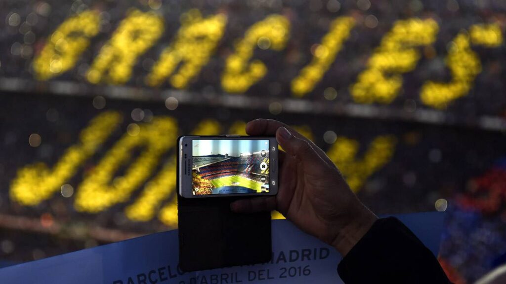 The Camp Nou will remember always to Cruyff in the minute 14