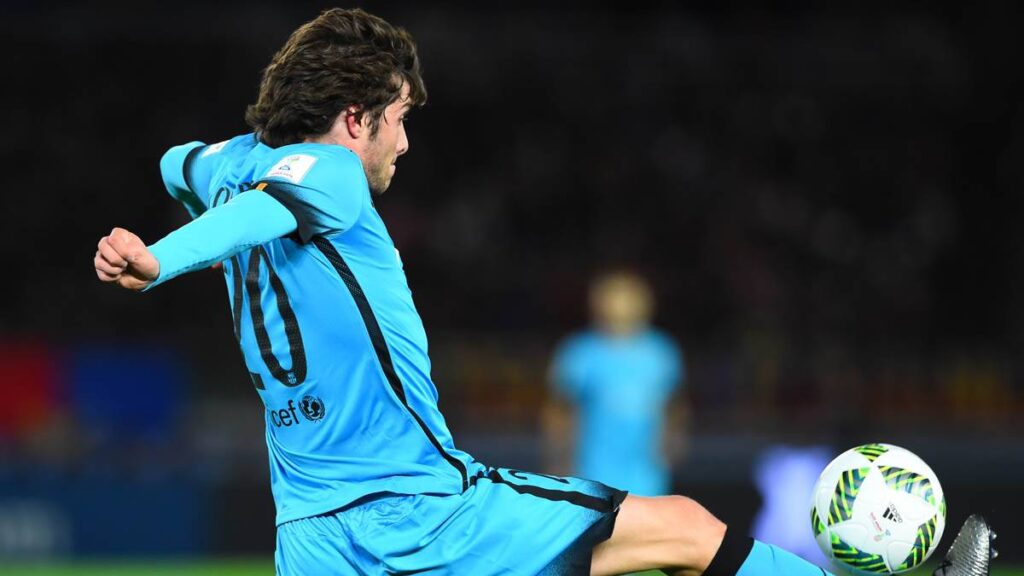 Sergi Roberto receives a prize by his good season