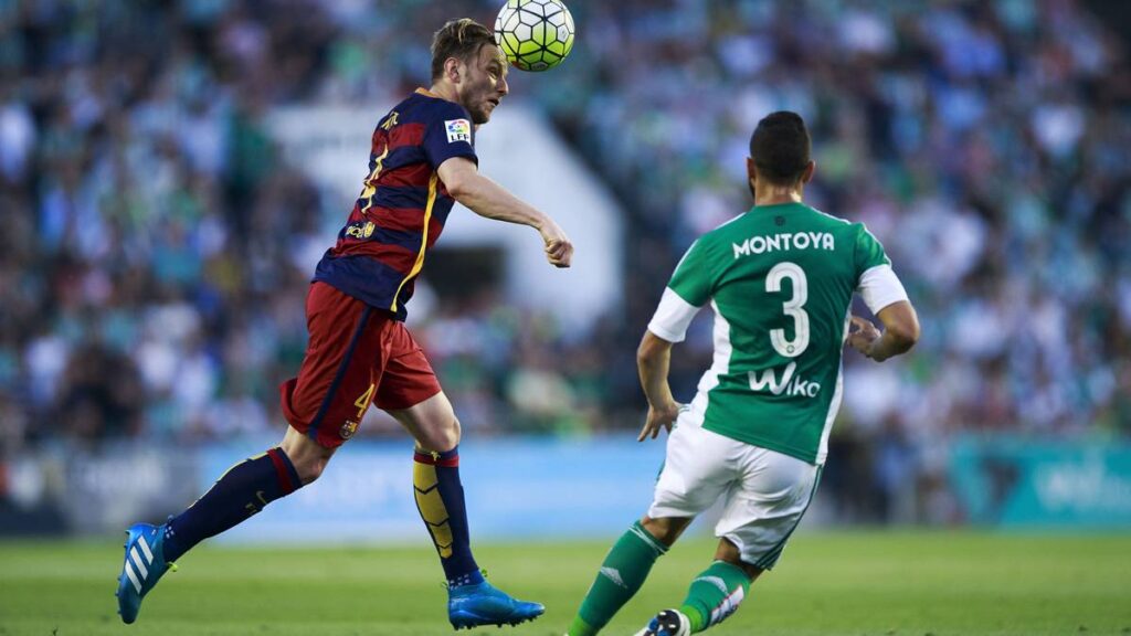 Martín Montoya, to a step of fichar by Valencia