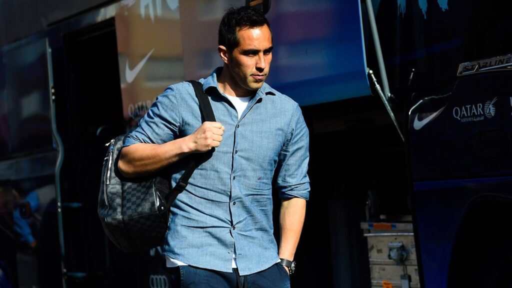 Claudio Bravo medita the offer of the City… And the Barça also