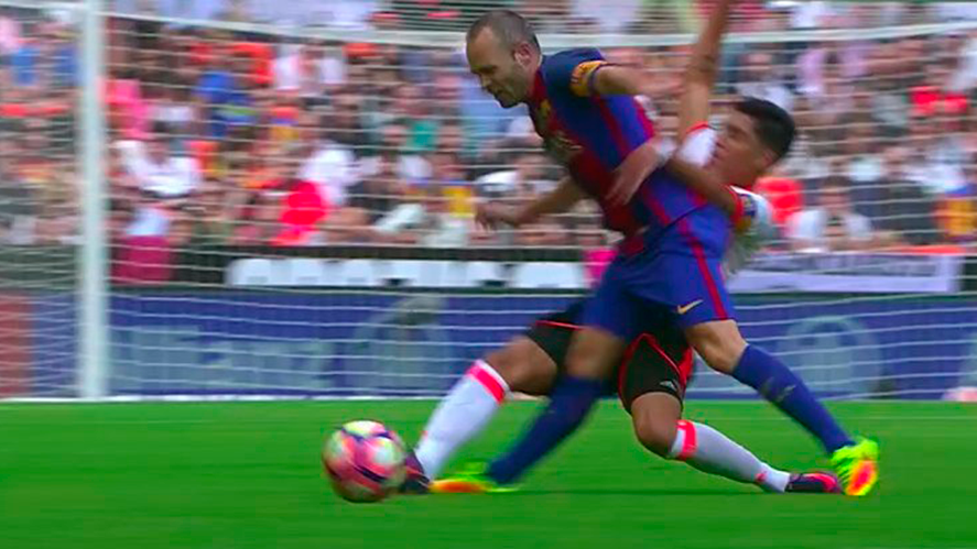 ALARM! Iniesta had to abandon Mestalla in stretcher