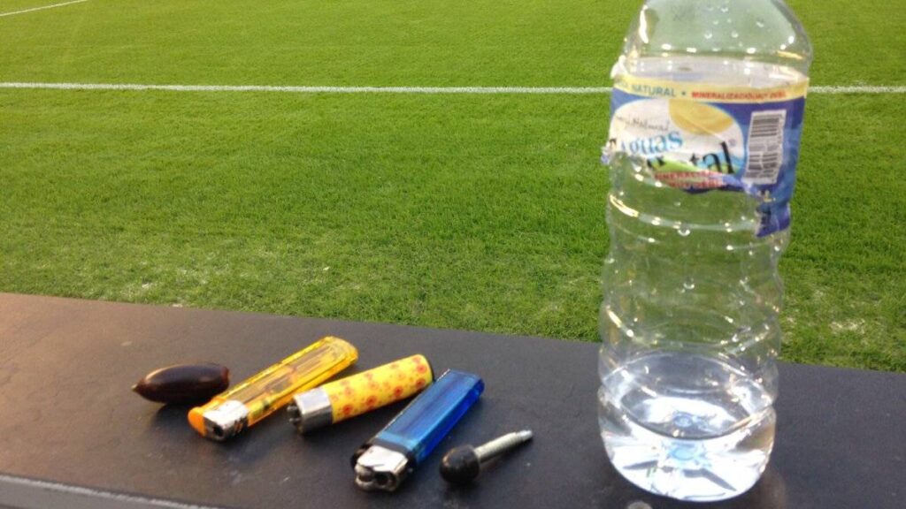 More than a botellazo there was rain of objects in Mestalla