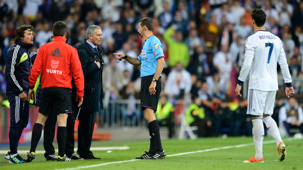 In Madrid follow presionando to the referee of the Classical, Clos Gómez