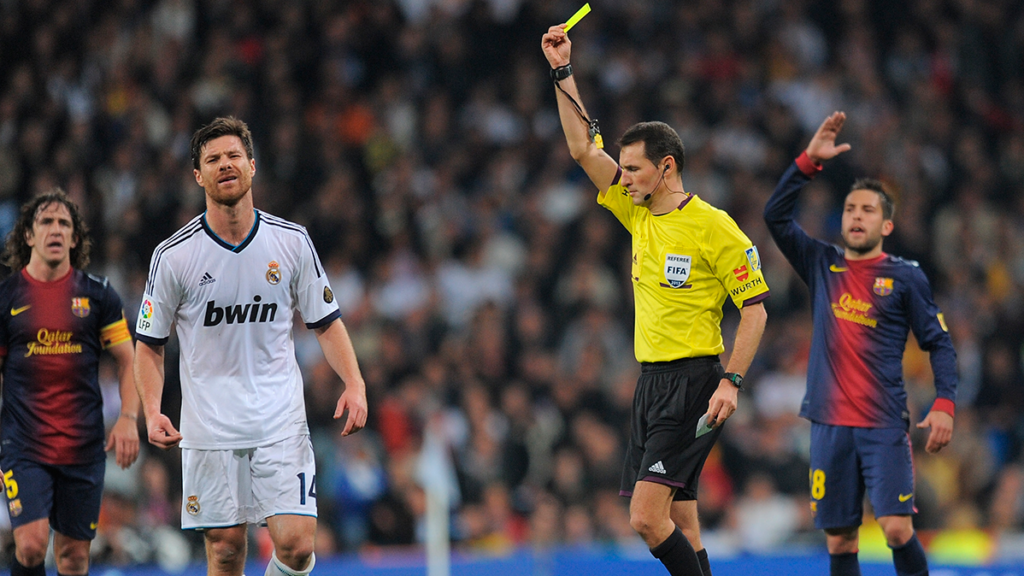 The referee to the that the Camp Nou sang “what bad are”, to the Classical