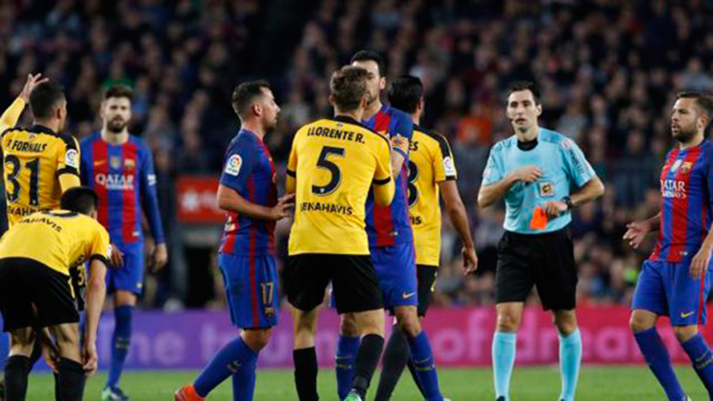 The madridista Diego Llorente hunted to Neymar and expelled