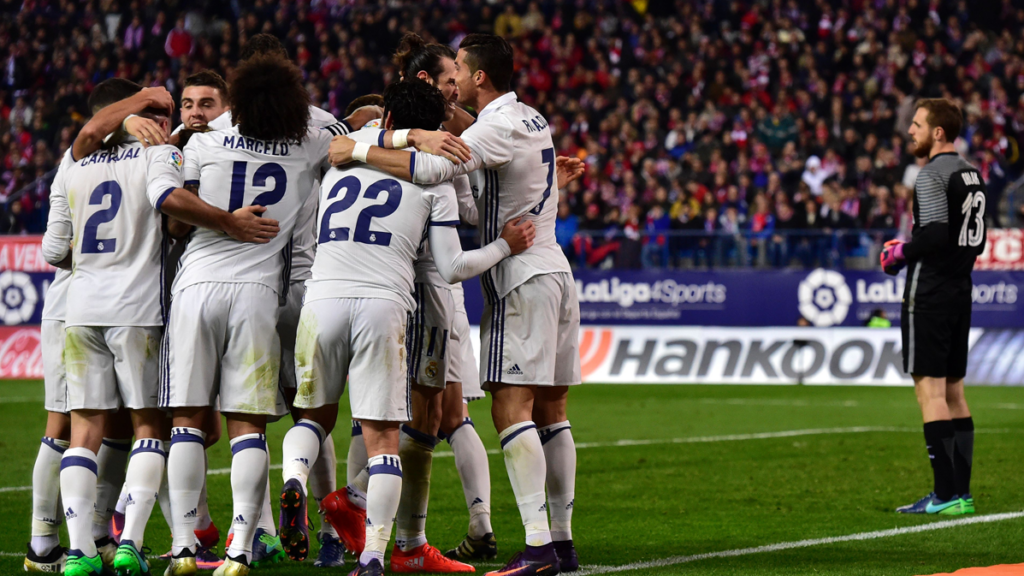 The Real Madrid fulfils and  distance of the Barça in League (0-3)