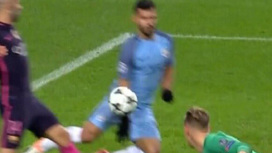 There was hand of Agüero in the third goal of the City to the Barça?