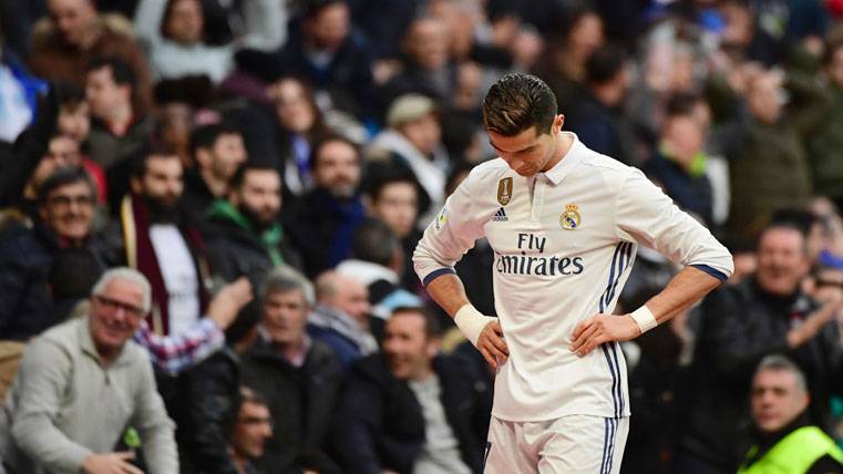 Cristiano goes back to show that it does not mark a goal neither to the rainbow