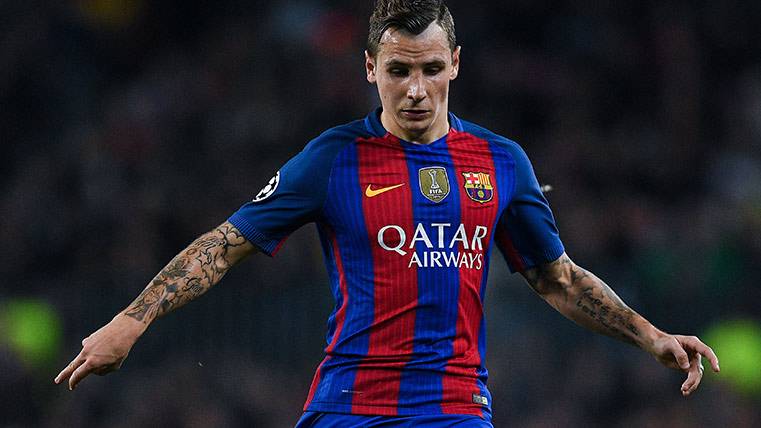 Lucas Digne dressed  of saviour of the Barça in the first part