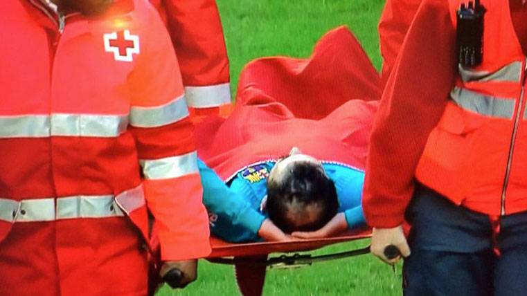Grave injury of Aleix Vidal, moved to the hospital!