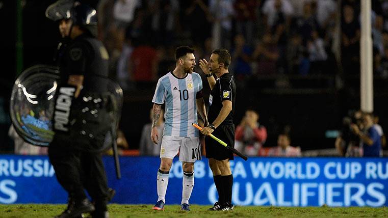 They punish to Messi without that referee neither assistants heard at all