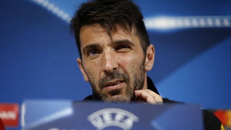 The reaction of Buffon when remembering that Messi has not marked him