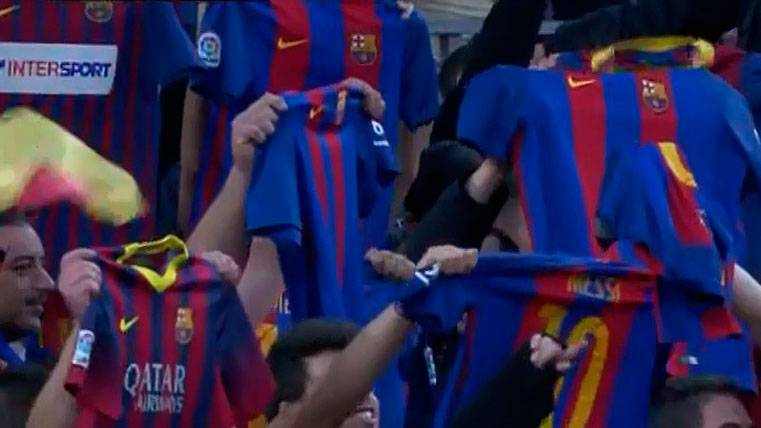 The lovely dedicatoria of the Camp Nou to Messi in the minute 10