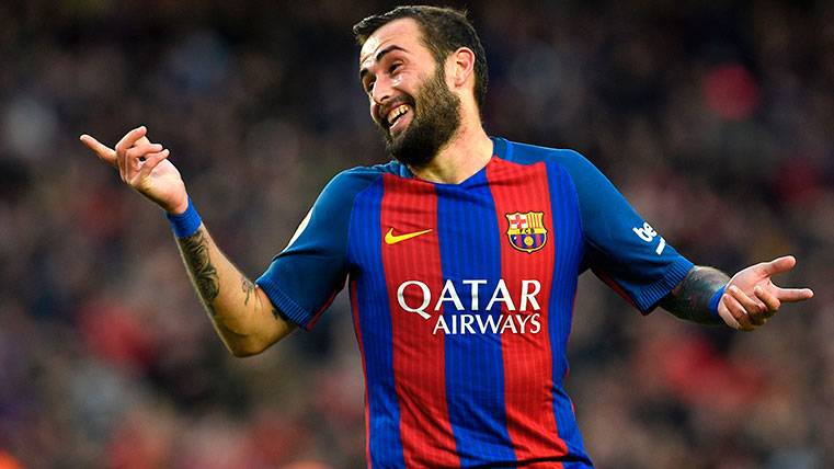 Aleix Vidal looks for the approval or the sentence of Valverde
