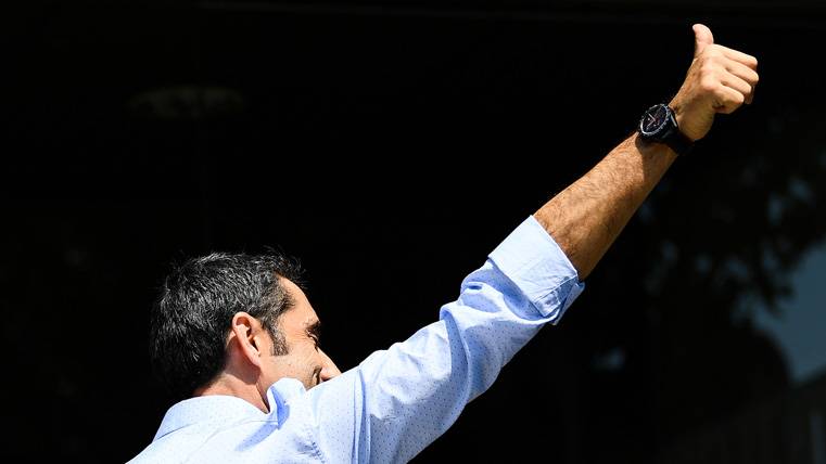 A member of the “MSN” blesses the signing of Valverde