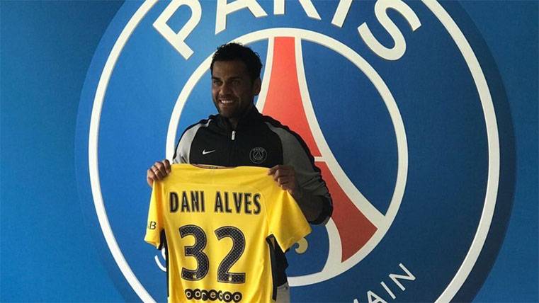 Dani Alves, presented of official way with the PSG