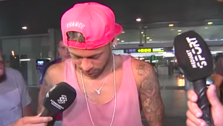 The silence of Neymar in his arrival to the airport