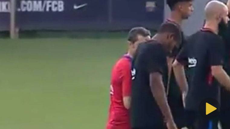 Affectionate talk of Ernesto Valverde with Marlon Santos