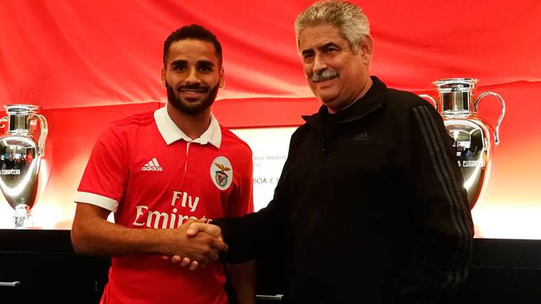 OFFICIAL: Douglas leaves  a year yielded to the Benfica