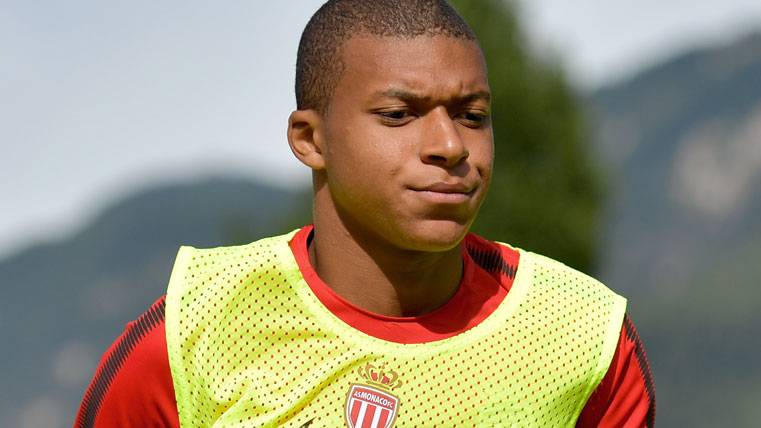 Mbappé Offered  to play in the FC Barcelona