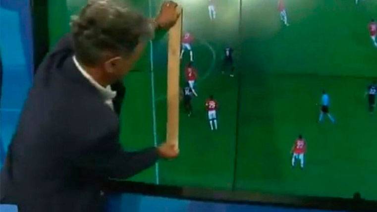 It tries to check an offside of the Madrid, with a rule!