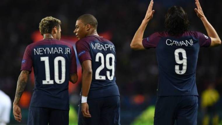 Cavani Mark and Neymar Jr signs the peace with an embrace