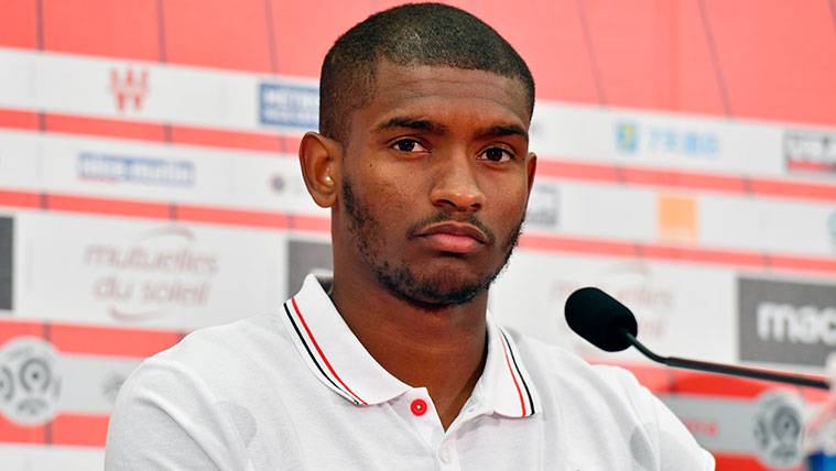 To Marlon touches him test the bitter face of the football in the Nice