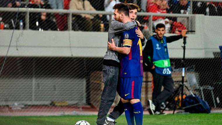 A fan embraced and besó to Messi with total freedom!
