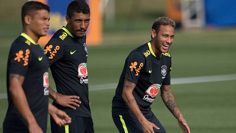 Neymar Leaves a training… By fault of Paulinho!