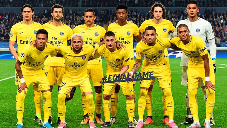 Neymar Lights to the changing room of the PSG with his privileges