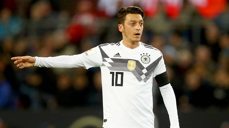 Advantages and disadvantages of the signing of Özil by the Barcelona