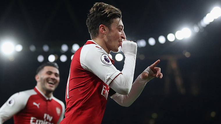 Recital of Özil with the Arsenal… Thinking in the Barcelona?