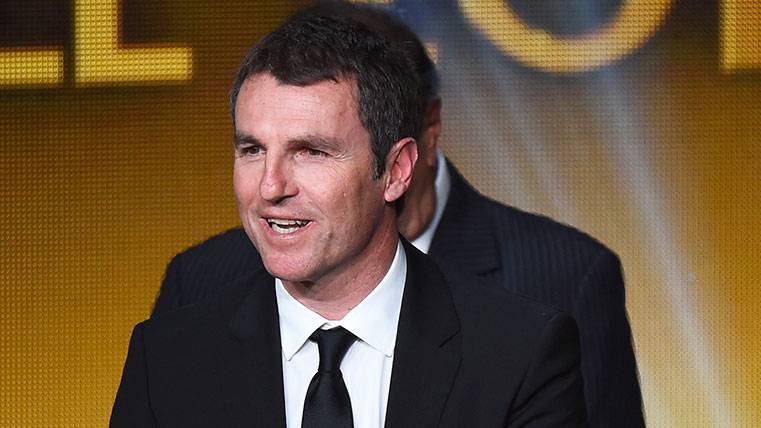 To who spied Robert Fernández in Stamford Bridge?