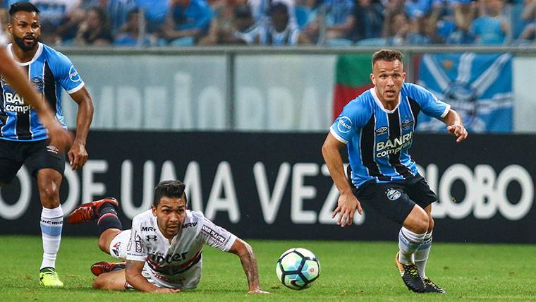 BOMB: Arthur already poses with the T-shirt of the FC Barcelona!