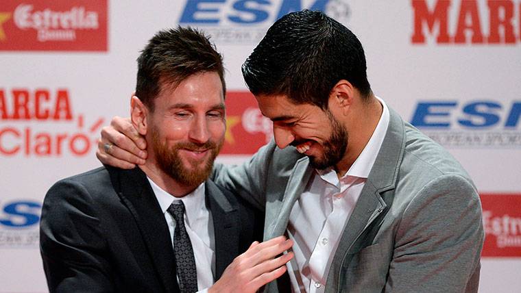 Leo Messi receives to Luis Suárez and to his family in Navidad