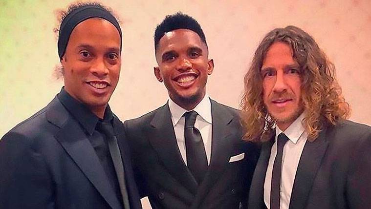 Ronaldinho Alters to the fans of the Barça with a historical photo