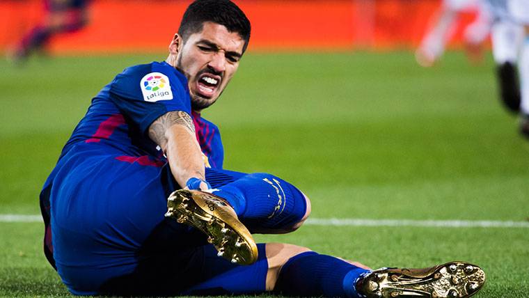 The referee also  ‘ate’ a penalti of Schär to Suárez