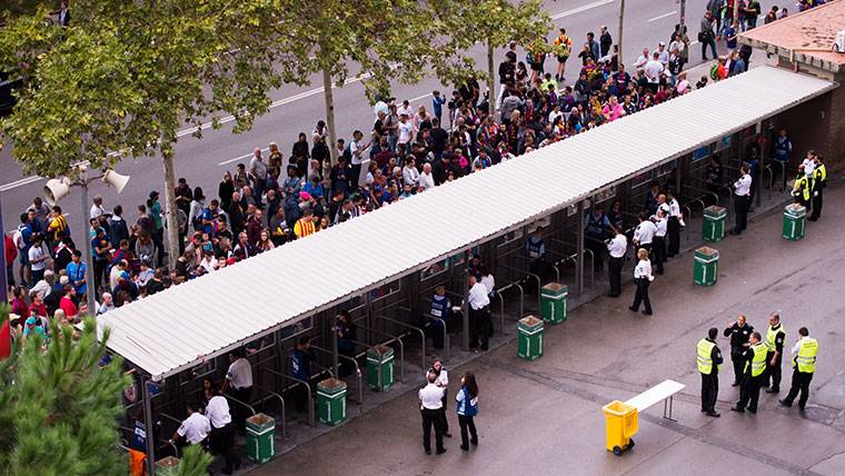Interminable tails in the Camp Nou to see to Coutinho