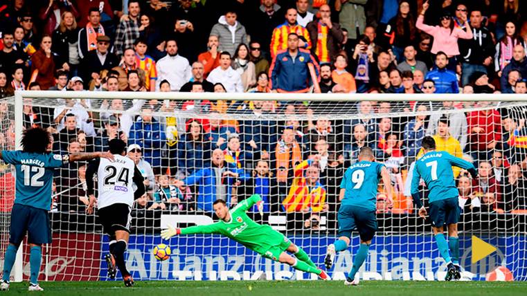 The penaltis, generous with the Madrid, rigorous with Valencia