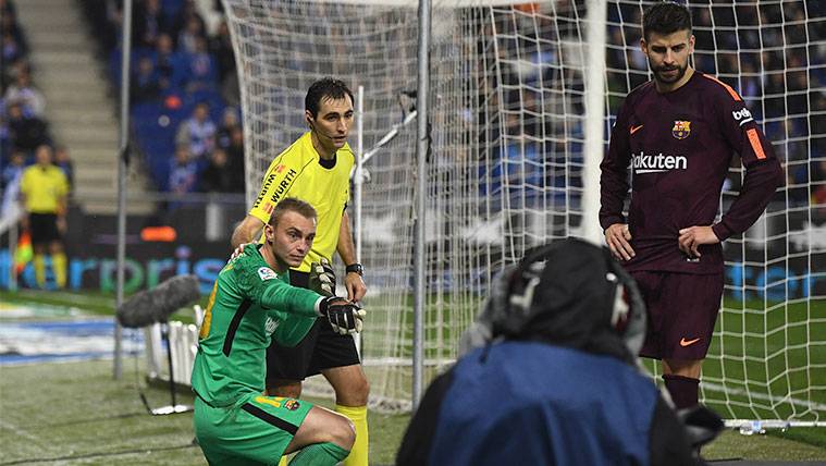 Jasper Cillessen received the impact of an object of the terracing