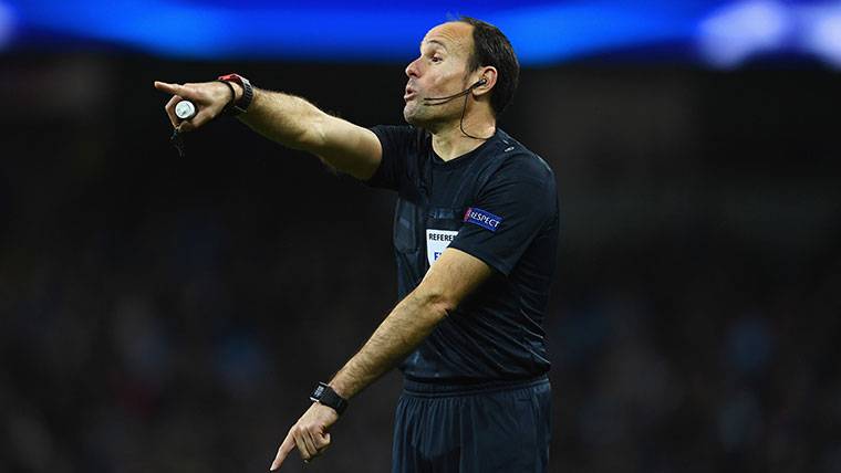 The tremenda ease of Mateu Lahoz to admonish to the Barça