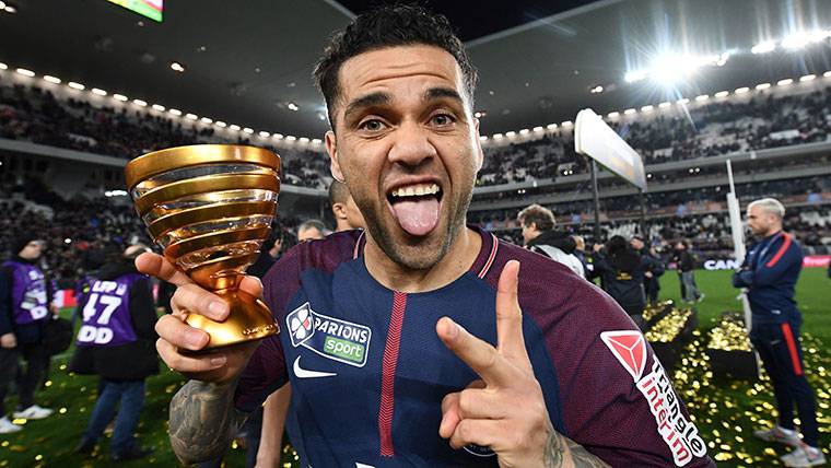 Dani Alves, the footballer with more titles of all the history