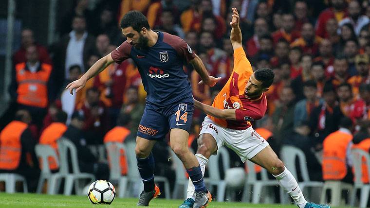Burn Turan answers to the whistles of the fans of the Galatasaray