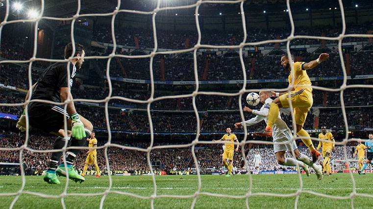 The explanation of Mehdi Benatia on the penalti to Lucas Vázquez