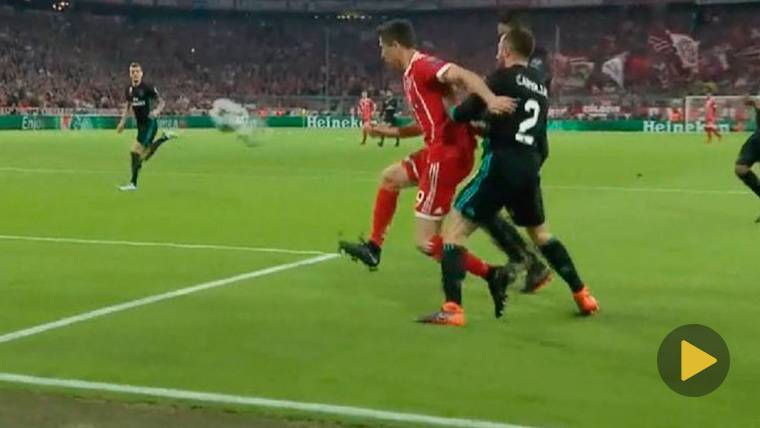 The Bayern demanded penalti of Carvajal in the first minute!