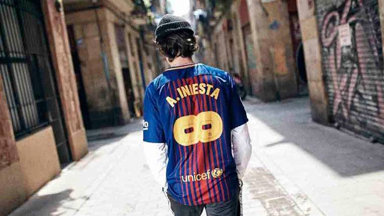 The Barça homenajea to Iniesta with a special T-shirt