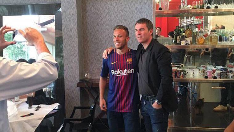 Arthur travels to Turin to sign with Juventus … together with Robert Fernández!